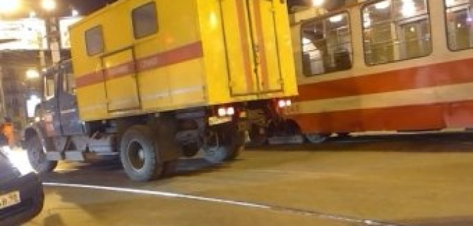 Апокалиптическая пробка по проспекту Энгельса из-за аварии с трамваями