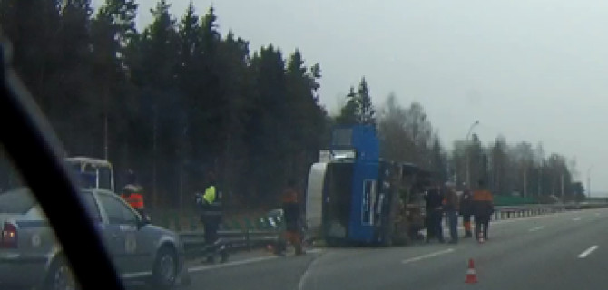 На трассе в Белоруссии из-за лопнувшего на скорости колеса опрокинулся грузовик