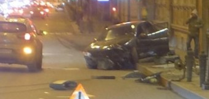 Opel Omega влетел в стену дома на съезде с Литейного моста