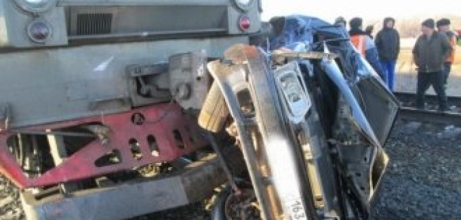 В Оренбургской области ВАЗ протаранил тепловоз