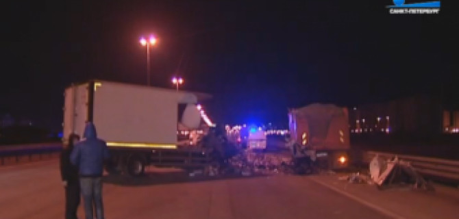 Авария в Санкт-Петербурге с участием двух грузовиков унесла жизнь человека