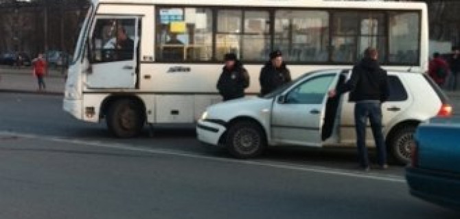 Сразу две аварии на проспекте Ветеранов с участием маршруток 