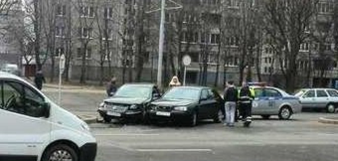 Классическое ДТП , что называется "из-за вежливости".  Пропускаем автомобили внимательно!