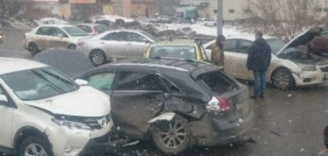 В Барнауле при выезде иномарки на «встречку» столкнулись четыре автомобиля