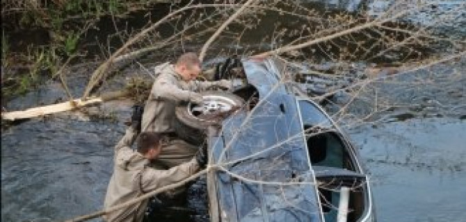 Двое парней на стареньком BMW 5-Series улетели с дороги в реку