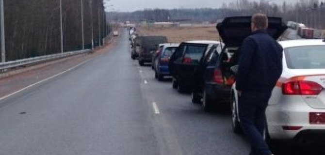 Ну почему же вы такие, люди? Нейтральная территория, КПП "Торяновка" - наглые водители на въезде в РФ. Видео скрытой камерой. 