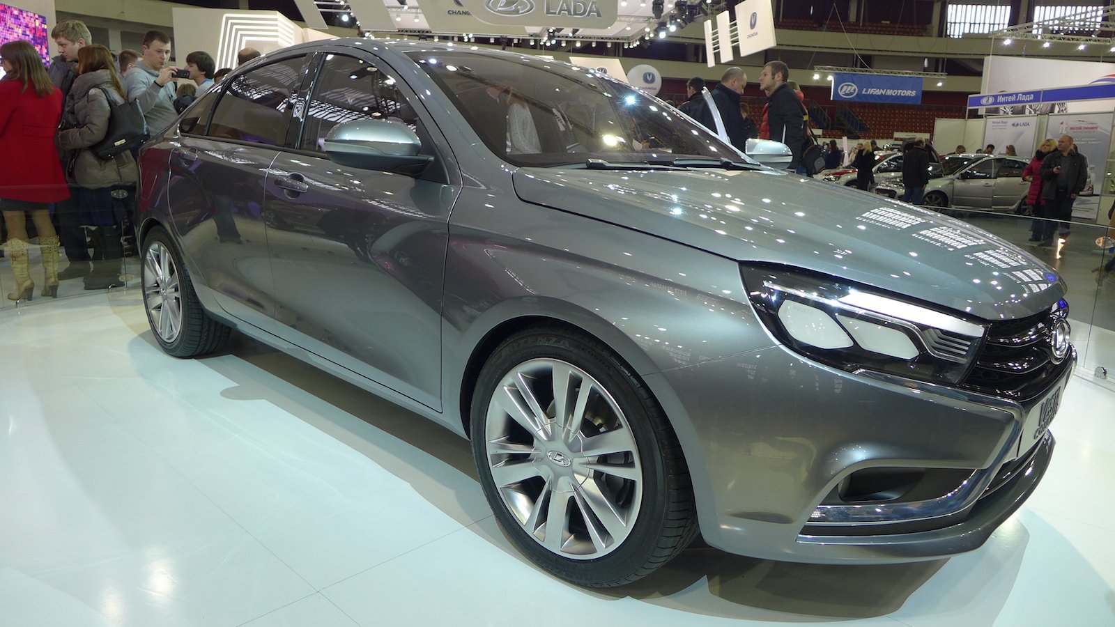 Весенняя выставка "Мир Автомобиля 2015" собрала огромное количество посетителей Lada Vesta
