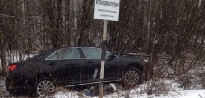 Toyota Camry слетел с дороги в лесную полосу во Всеволожском районе Ленинградской области