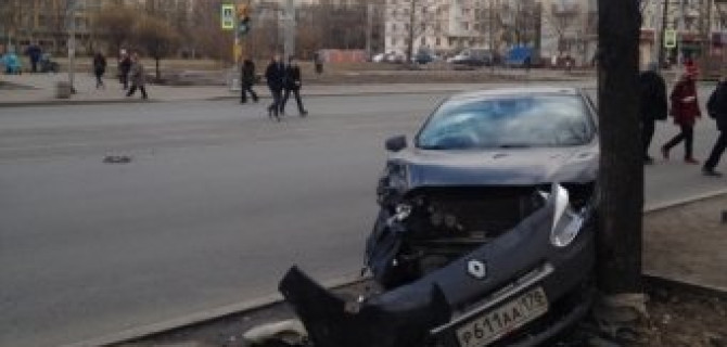 Санкт-Петербург: водитель автомобиля  Renault чуть не снес остановку в Московском районе