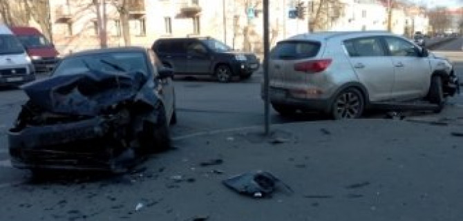 На перекрестке  Савушкина и Оскаленко в Санкт-Петербурге столкнулись две иномарки