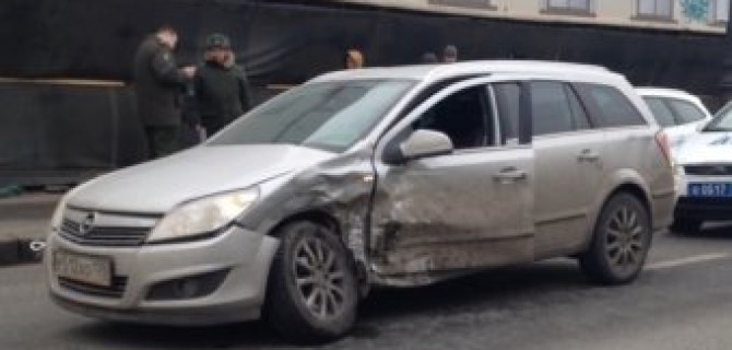Универсал Opel Astra получил сильный удар в левый бок на Каменноостровском проспекте