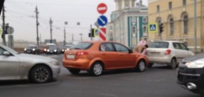 Три автомобиля столкнулись в формате "паровозика" на стрелке Васильевского острова 