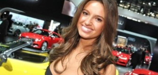 Немного позитива в конце рабочего дня: девушки Нью-Йоркского автосалона