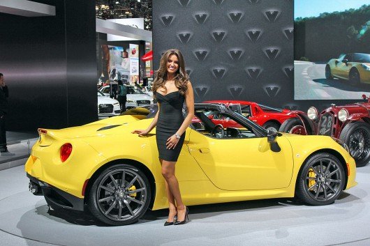 Немного позитива в конце рабочего дня: девушки Нью-Йоркского автосалона 3.jpg