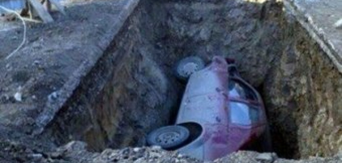 В Иркутске автомобиль провалился в 3-метровый котлован