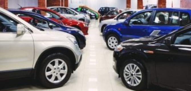 Продажи легковых автомобилей в России упали на 42,5%