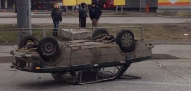 Перевернувшиеся жигули до сих пор лежат на Дальневосточном проспекте