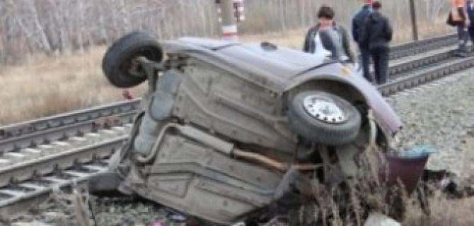  В Челябинской области поезд сбил Ладу Калину: три человека погибло, в том числе ребенок