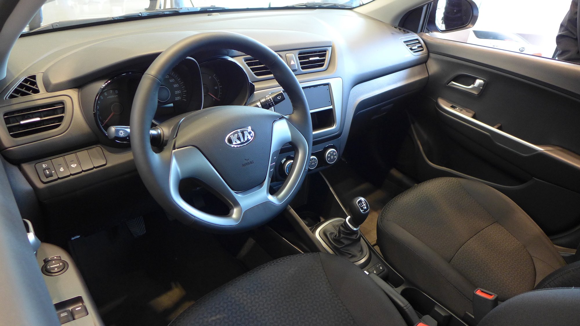 Новый Kia Rio был представлен публике в дилерском центре Шувалово - машина оказалась весьма симпатичной! Новый Kia Rio - презентация в "Kia Шувалово"