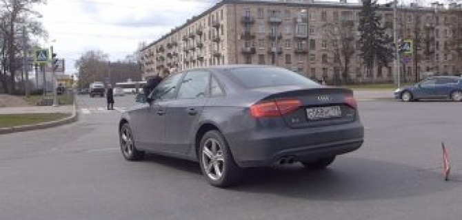 Касательное столкновение двух иномарок на Светлановской площади