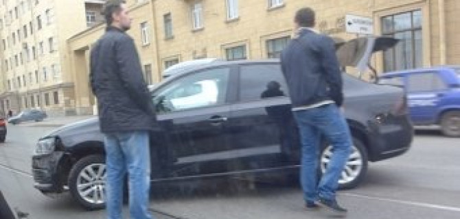 Две легковушки разбились на проспекте Энгельса утром в среду. 