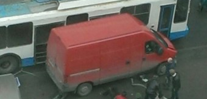 В Петербурге микроавтобус врезался в остановку, есть погибшие