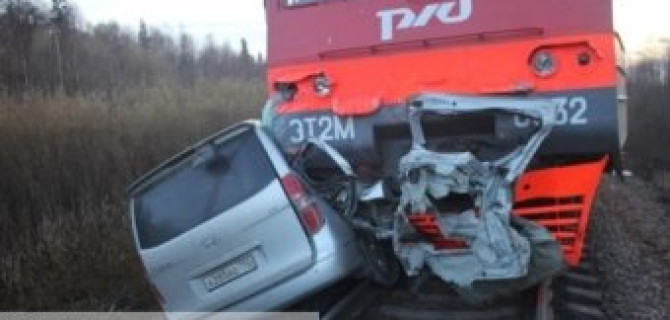 Автомобиль врезался в электричку под Ломоносовом: трое погибших