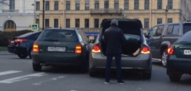 Две иномарки навалились друг на друга на круговом движении у площади Ломоносова