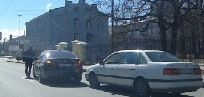 Очередная "догонялка" на проспекте Энгельса с участием седанов BMW и Volkswagen