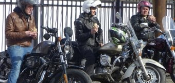 Петербургские HOGи (клуб владельцев Харлей Дэвидсон)  "прогрел моторы" в субботу днем 25 апреля