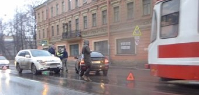 Mitsubishi Outlander врезался "Ладу Калину" на Старо-Петергофском проспекте