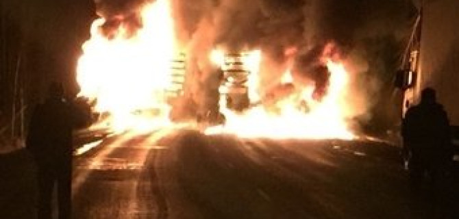 В Челябинской области при столкновении загорелись две фуры: погиб один человек