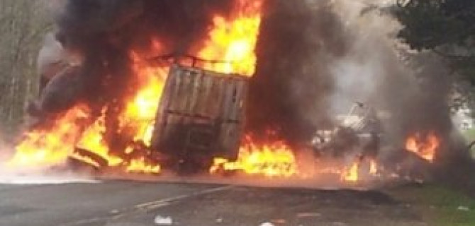 Страшное ДТП под Псковом: загорелась фура, 3 человека погибло