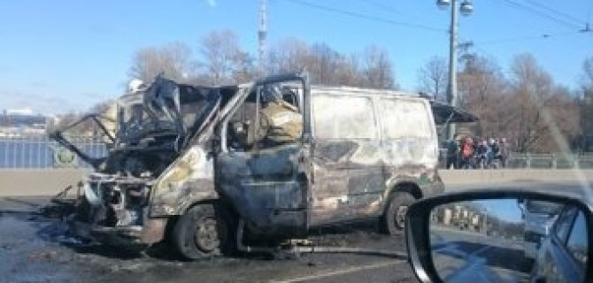 Сгоревший  Ford Transit перекрыл движение по Каменоостровскому мосту в Петербурге