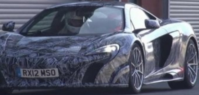 Суперкар McLaren 675LT проходит испытания на спортивных трассах.