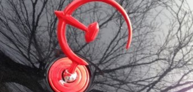 "Победный" тюнинг седана Mercedes-Benz E-Classe. Серп и молот!