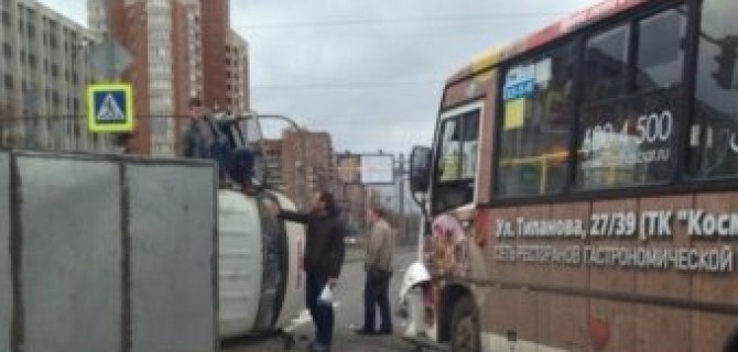 В Санкт-Петербурге в ДТП с маршруткой пострадали 5 человек