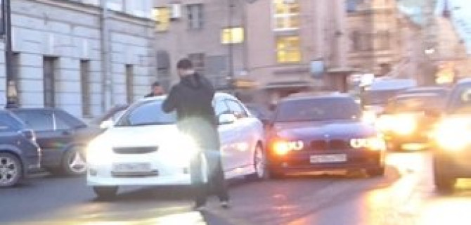 Два легковых автомобиля навалились друг на друга при попытке перестроения на Литейном проспекте