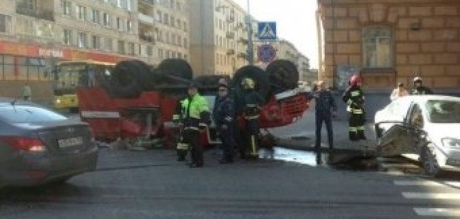 В Санкт-Петербурге перевернулась пожарная машина, есть пострадавший