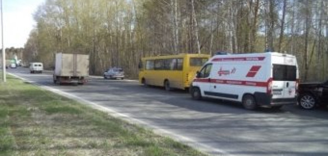 В Екатеринбурге грузовик протаранил маршрутку: есть пострадавшие
