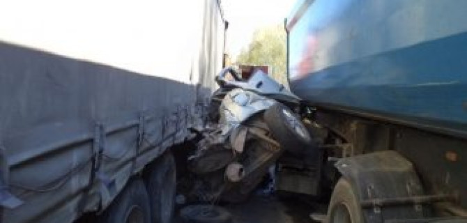 В Нижегородской области фуры смяли легковой автомобиль: погибло три человека