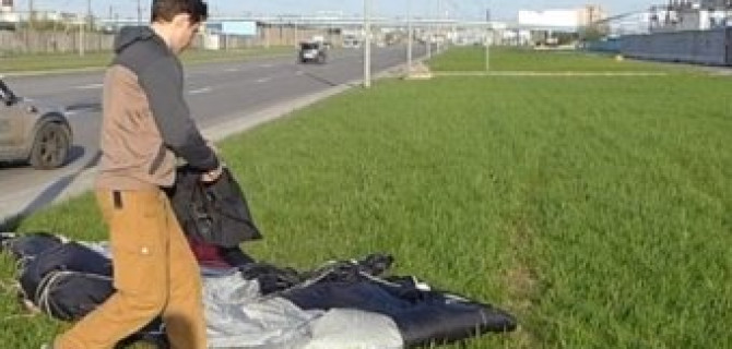 Парашютист-экстремал спрыгнул с трубы ТЭЦ на Суздальском проспекте и повис на фонарном столбе. 