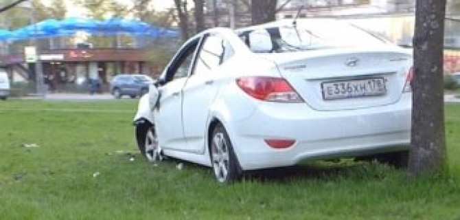 Hyundai Solaris вылетел на газон, перевернулся  и врезался в дерево на улице Карпинского