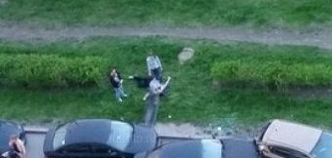 В Санкт-Петербурге пьяный водитель BMW протаранил машины при парковке и был наказан на месте 