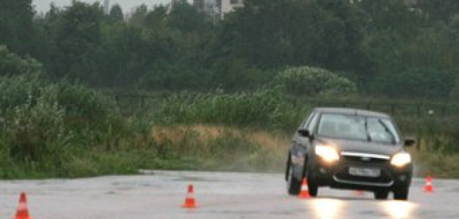 Контраварийному вождению учат и полицию, и священников