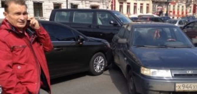 Торопливый водитель седана Citroen проехал на красный сигнал светофора и врезался в Ладу на Невском проспекте