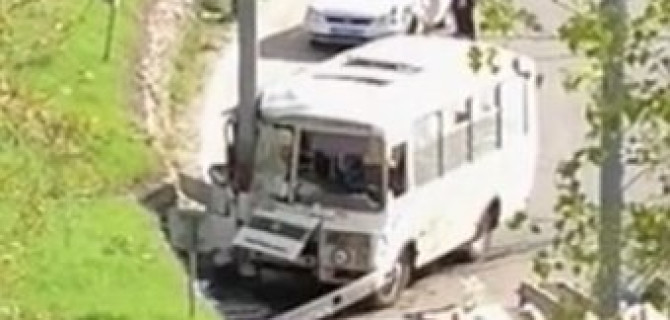 На Окском съезде 8 человек пострадало в результате столкновения маршрутки со столбом