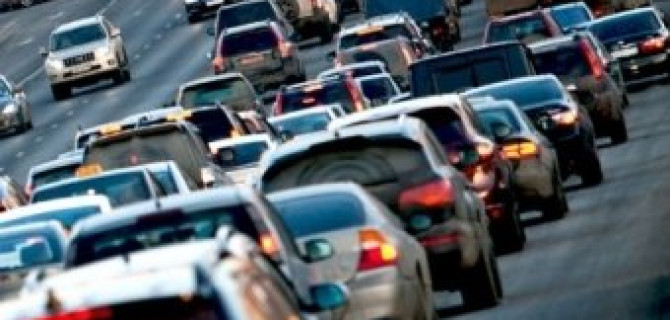 На МКАД Lexus столкнулся с уборочной машиной: четыре человека пострадали