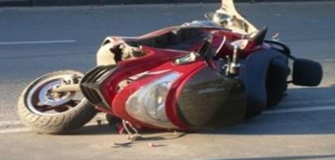 На проспекте Просвещения «Газель» сбила скутер с двумя девочками