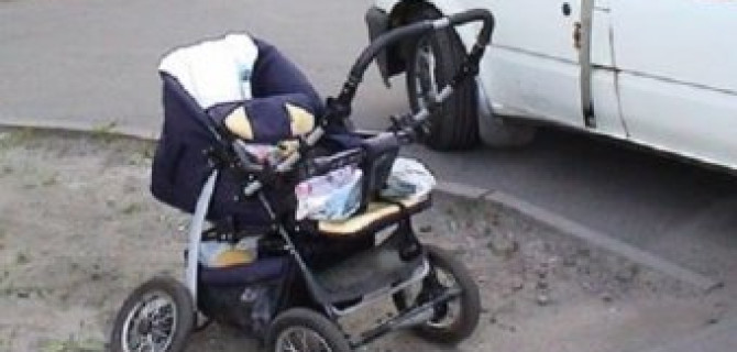В Санкт-Петербурге автомобиль сбил коляску с младенцем